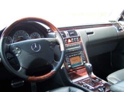 W210 00-02 Ratt Sort Skinn/Mørkt Tre